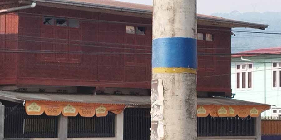မိုးကုတ်မြို့ မင်းတံတားရပ်ကွက် အုပ်ချုပ်ရေးမှူးရုံးရှေ့ ဗုံးကွဲ