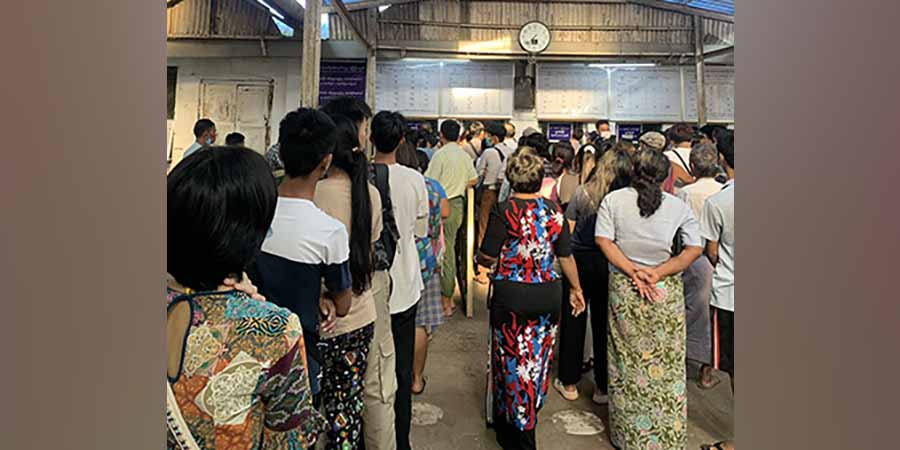 ရထားလက်မှတ် အကန့်အသတ်ဖြင့်ရောင်းချနေ၍ သင်္ကြန်ပိတ်ရက် နယ်ပြန်သူများ အခက်ကြုံ