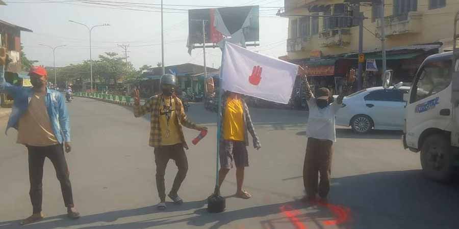 ကလေးမြို့ မြို့လယ်လမ်းဆုံတွင် ပင်မသပိတ်က လက်သုံးချောင်းအလံချိတ်ဆွဲ