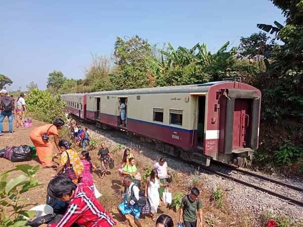 ရန်ကုန်-မော်လမြိုင် အမြန်ရထား အရှိန်လွန်ပြီး ဘီးချော်