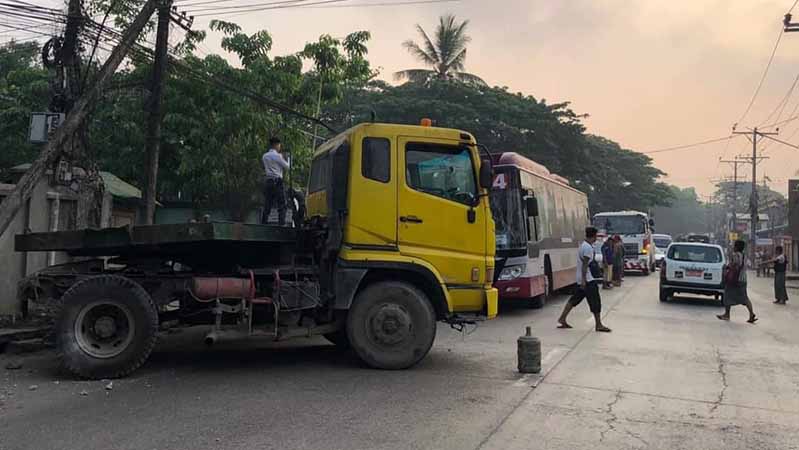 သာကေတတွင် YBS  ဘတ်စ်ကားနှင့် တွဲကားတိုက်မိ၊ လူ ၁၀ ဦး ဒဏ်ရာရ