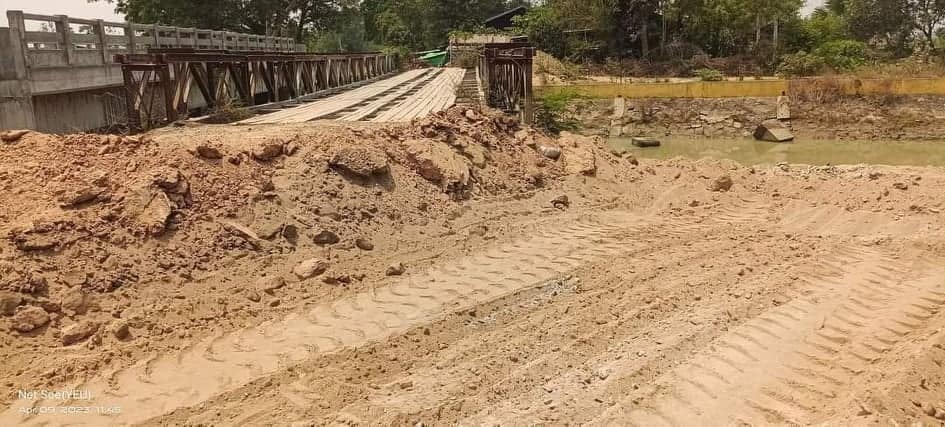 စစ်ကိုင်းတိုင်းဒေသခံများ သွားလာနေသည့်လမ်း ဘူဒိုဇာဖြင့် ဖျက်ဆီးခံရ၊ ကျွန်းလှတွင် ဆိုင်ကယ် ၂ ဦးစီးနင်းသူများကို ဖမ်းဆီးငွေညှစ်
