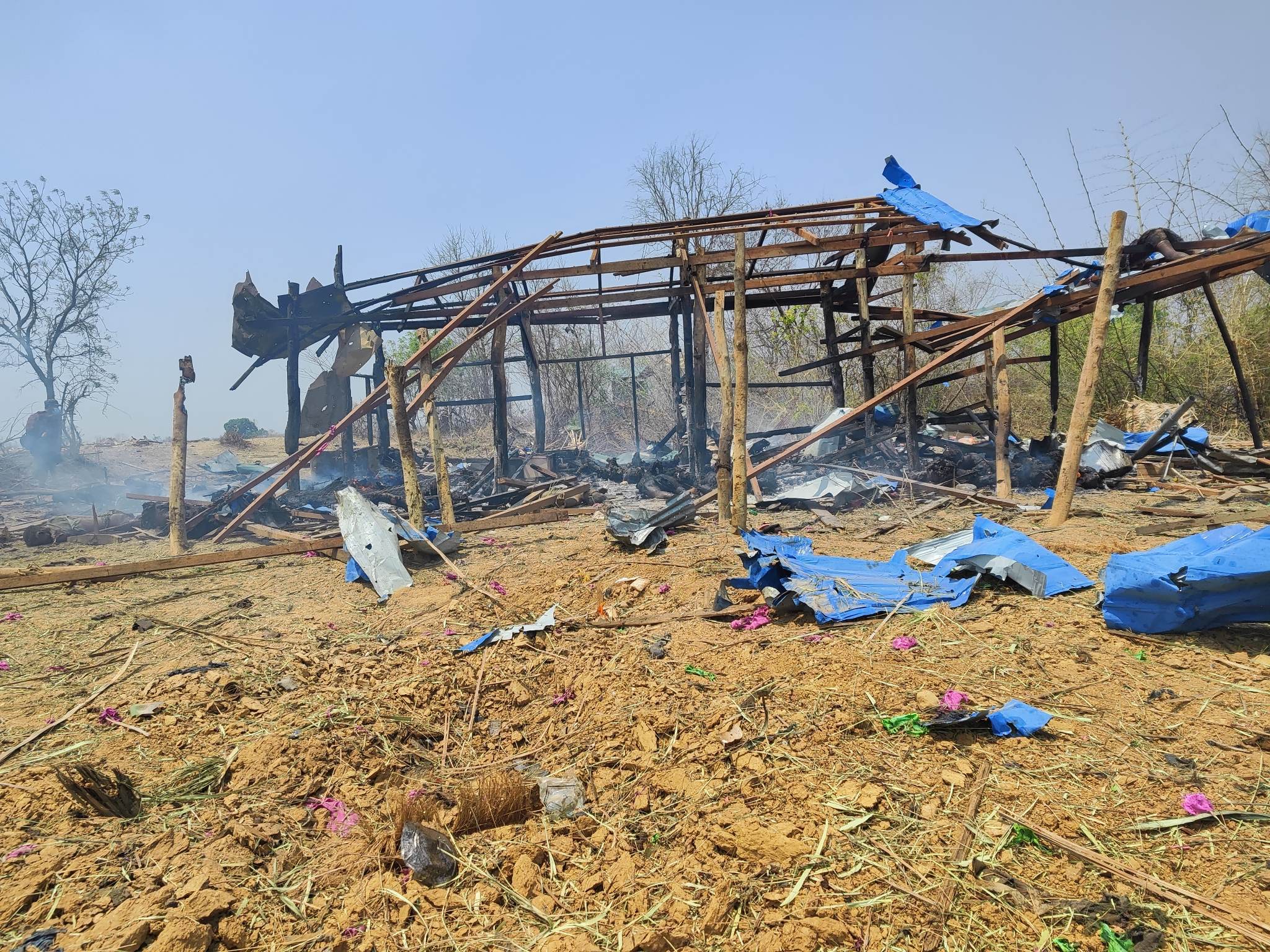 ကန့်ဘလူ ပဇီကြီးရွာလေကြောင်းတိုက်ခိုက်မှု သေဆုံးသူ ၁၀၀ ကျော်ရှိလာ၊  အစုလိုက် အပြုံလိုက် သတ်ဖြတ်မှုကို လူမဆန်စွာကျူးလွန်ခြင်းဖြစ်ဟု NLD ကြေညာ