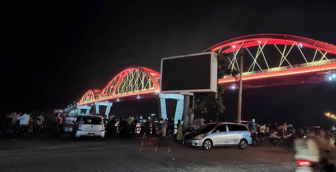 ပုသိမ်မြို့ ကမ်းနားလမ်းရှိ စစ်ကောင်စီသင်္ကြန်မဏ္ဍပ်နား ဗုံး ၂ လုံး ပေါက်ကွဲ
