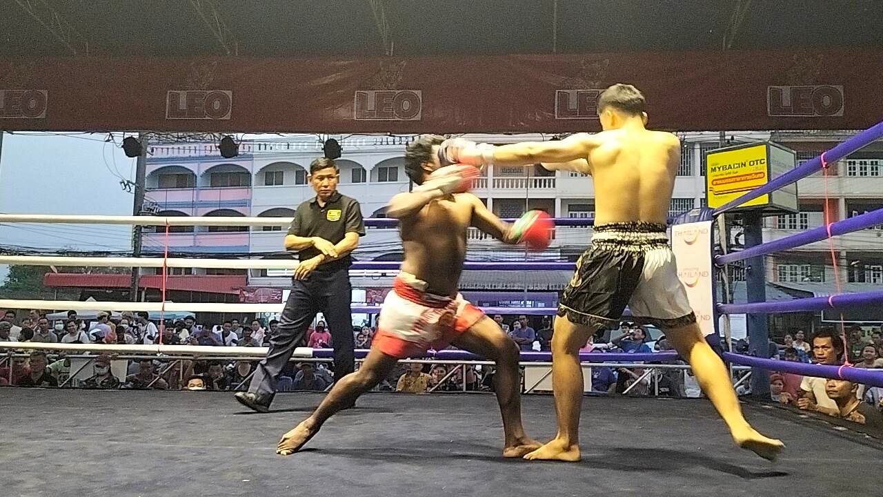နှစ်သစ်ကူးသင်္ကြန်ကာလ ထိုင်း-မြန်မာ ရိုးရာ လက်ဝှေ့ပွဲ မဲဆောက်တွင်ကျင်းပ (ဓာတ်ပုံ)
