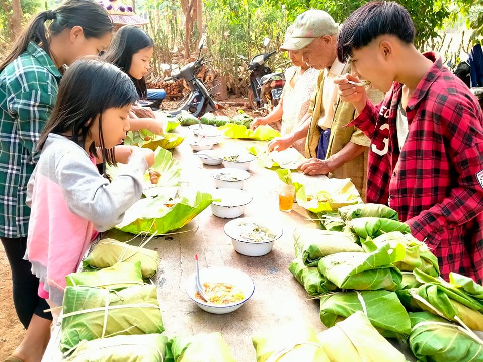 ကရင်နီစစ်ရှောင်များအတွက် အစားအစာနှင့်သောက်သုံးရေ လှူဒါန်း (ဓာတ်ပုံ)