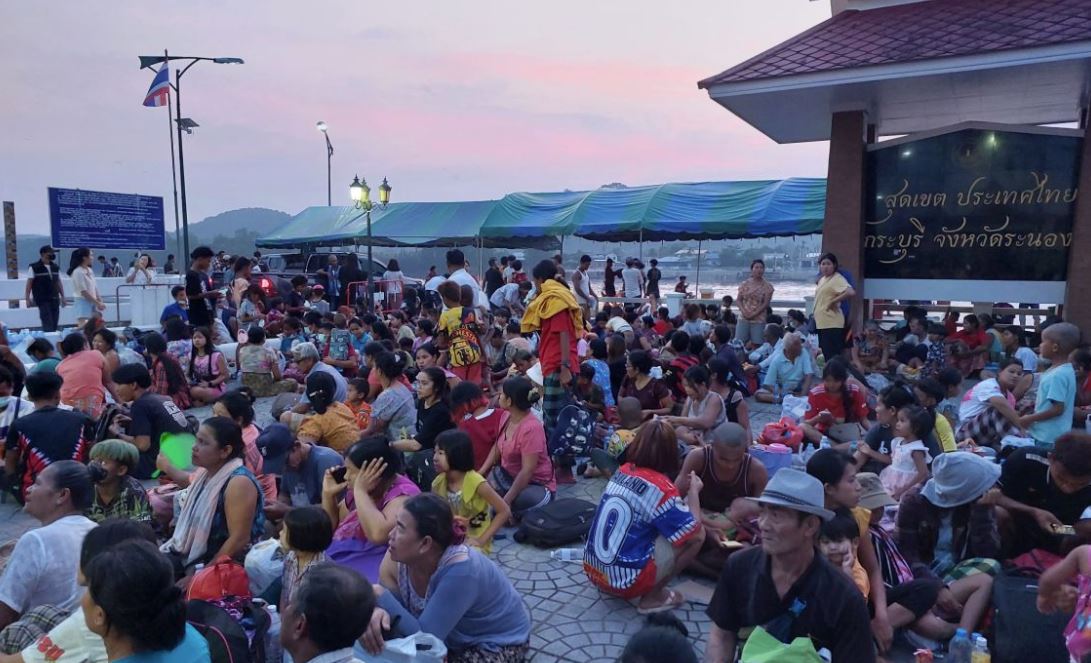 ကော့သောင်းခရိုင်တွင် ပစ်ခတ်မှုဖြစ်ပြီး မြန်မာရွာသား ၃၀၀ ကျော် ထိုင်းဘက်တိမ်းရှောင်