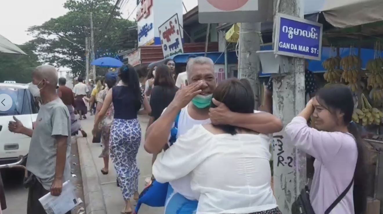 အင်းစိန်ထောင်ကနေ အကျဉ်းသားများ ပြန်လွတ်လာသည့်မြင်ကွင်း (ဓာတ်ပုံ)
