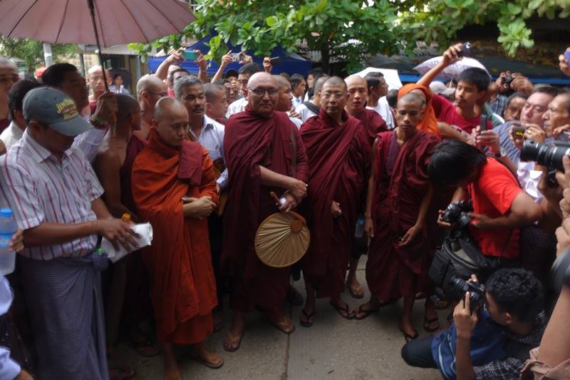 မဟာသႏၱိသုခက လူ၀တ္လဲသံဃာမ်ား ရုံးထုတ္