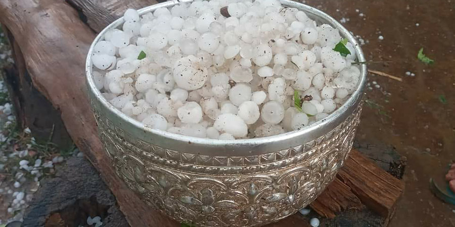 ဒီးမော့ဆိုနှင့် ဆီဆိုင်မြို့နယ်တို့တွင် မိုးသီးများကျ