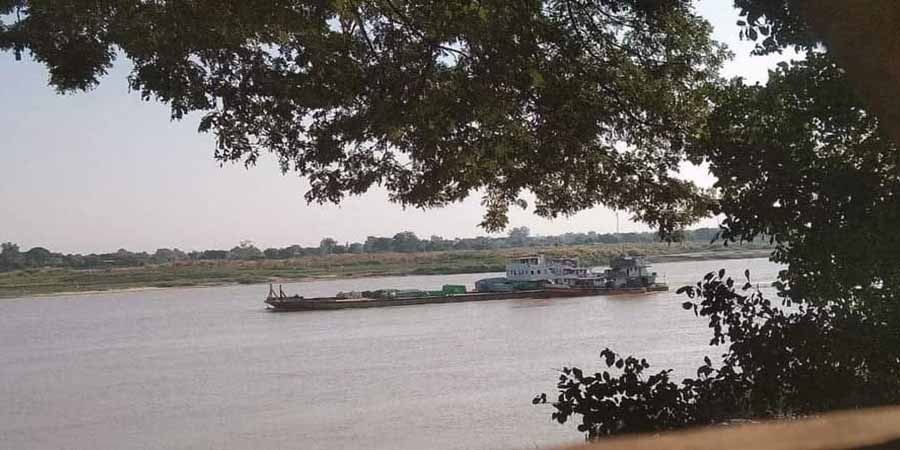 ချင်းတွင်းမြစ်အတွင်း ပုဂ္ဂလိက မော်တော် ၆ စီးကို စစ်ကောင်စီတပ်ကဖမ်းဆီး ဆီထုတ်ယူ ရောင်းစား