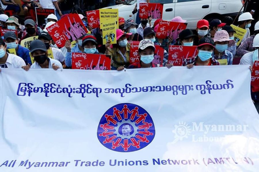 အာဏာရှင်ကိုအံတုနေဆဲ အလုပ်သမားသမဂ္ဂအဖွဲ့ဝင်အမျိုးသမီးတွေ