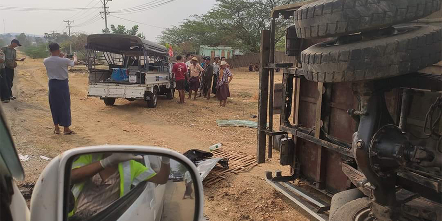 ကျောက်ပန်းတောင်းတွင် ကားနှစ်စီးတိုက်မိပြီး လူ ၃ ဦး ထိခိုက်ဒဏ်ရာရ