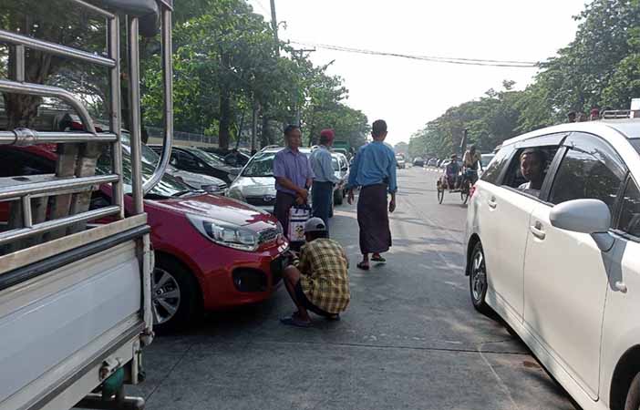 ရန်ကုန်တွင် ဖောင်းကြွနံပါတ်ပြား အသစ်မလဲရသေးသည့်ကားများကို  စတင်အရေးယူ
