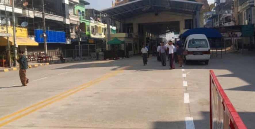 မြဝတီမှ မဲဆောက်သွားမည့်သူများကို စစ်ကောင်စီလက်အောက်ခံ ဝန်ထမ်းများက မှတ်ပုံတင်သိမ်းပြီး ငွေကြေးတောင်းခံနေ