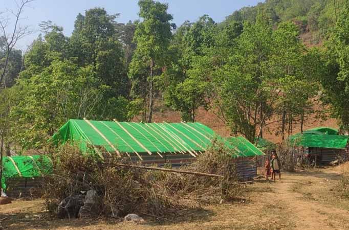 ကရင်နီစစ်ဘေးရှောင်ပြည်သူများ  မိုးကာများ ပိုမို လိုအပ်နေ