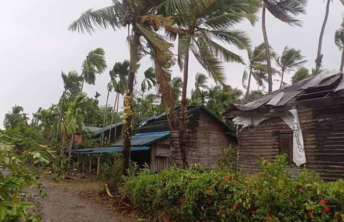 ဂွမြို့နယ်တွင် မိုခါ မုန်တိုင်းကြောင့် လူနေအိမ်တချို့ပျက်စီး (ဓာတ်ပုံ)
