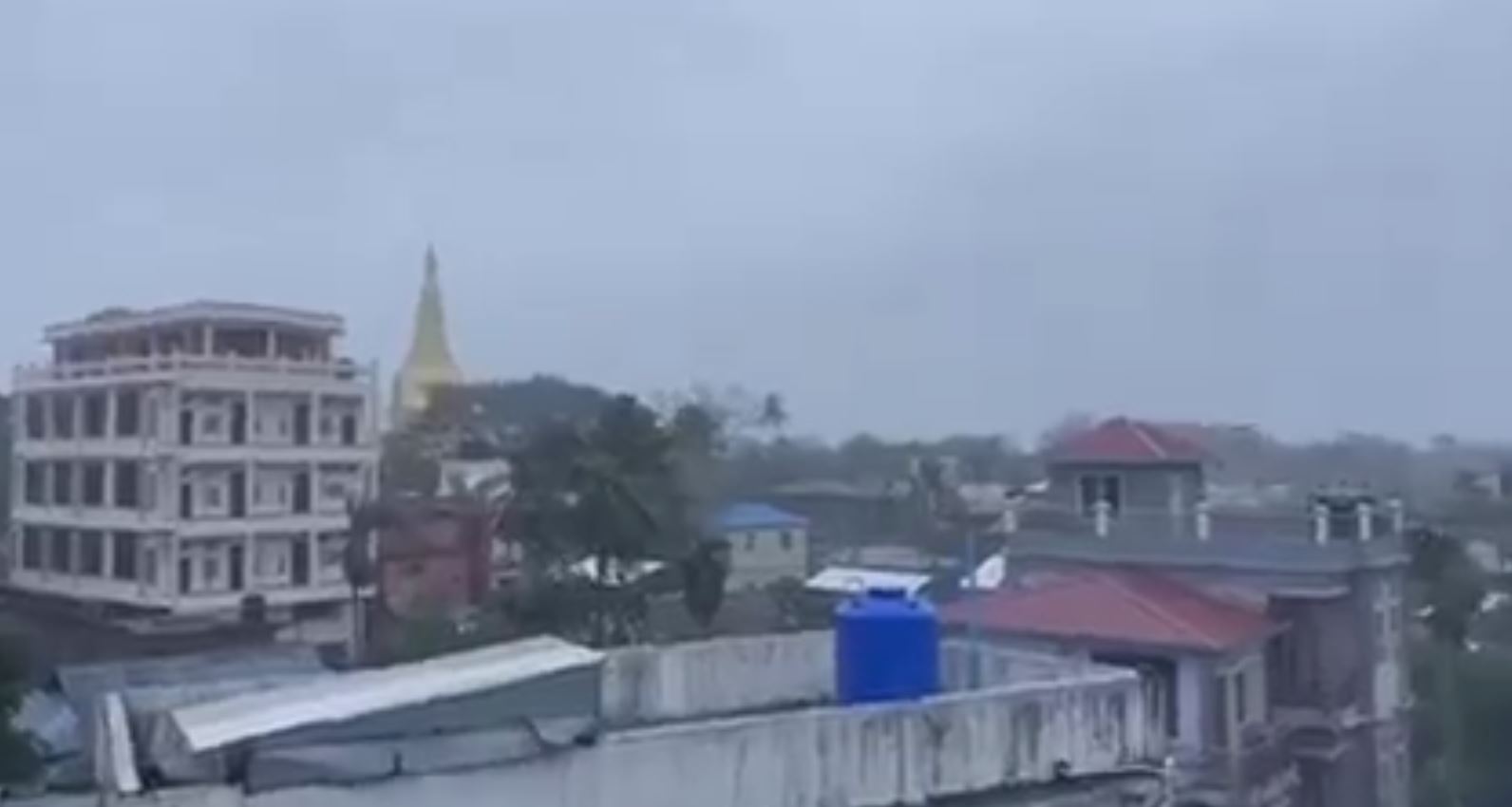 "မိုခါ" ဆိုင်ကလုန်းမုန်တိုင်း စစ်တွေကို တနာရီ လေတိုက်နှုန်း မိုင် ၁၆၀ နှုန်းဖြင့် ဝင်ရောက်နေ