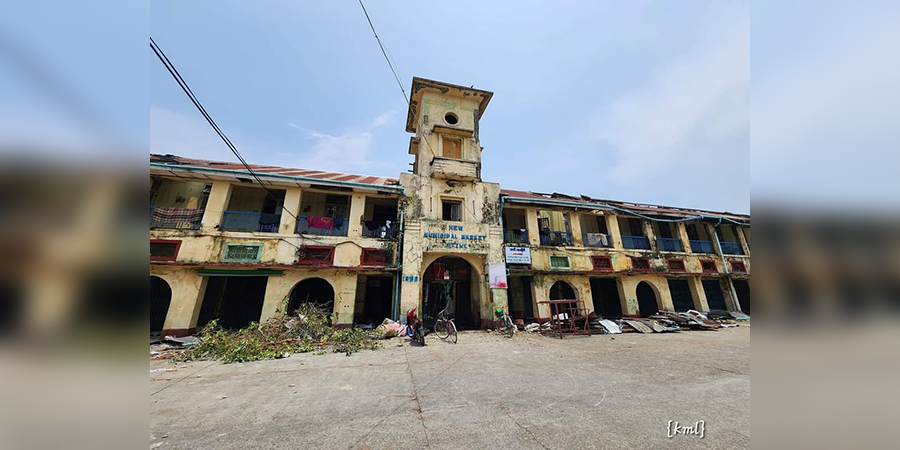 မိုခါမုန်တိုင်းသင့် စစ်တွေမြို့တွင် ကုန်ပစ္စည်းများ စျေးတင်ရောင်းချနေ