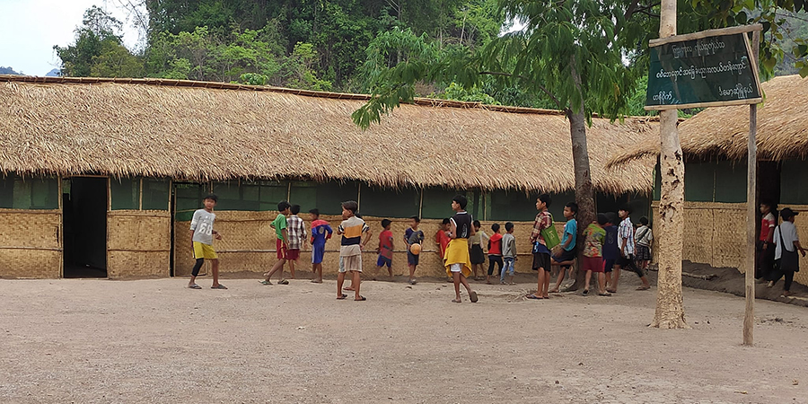 ဒီးမော့ဆို စစ်ရှောင်အလယ်တန်းကျောင်း ဖတ်စာအုပ်နှင့် သင်ထောက်ကူပစ္စည်းများ လိုအပ်နေ