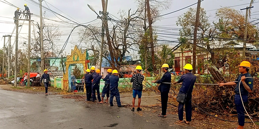 မုန်တိုင်းဒဏ်သင့် စစ်တွေတွင် လျှပ်စစ်မီးပြန်ရရန် ကျွမ်းကျင်ဝန်ထမ်း ၁၀၀၀ ကျော်ဖြင့် ဆောင်ရွက်နေ
