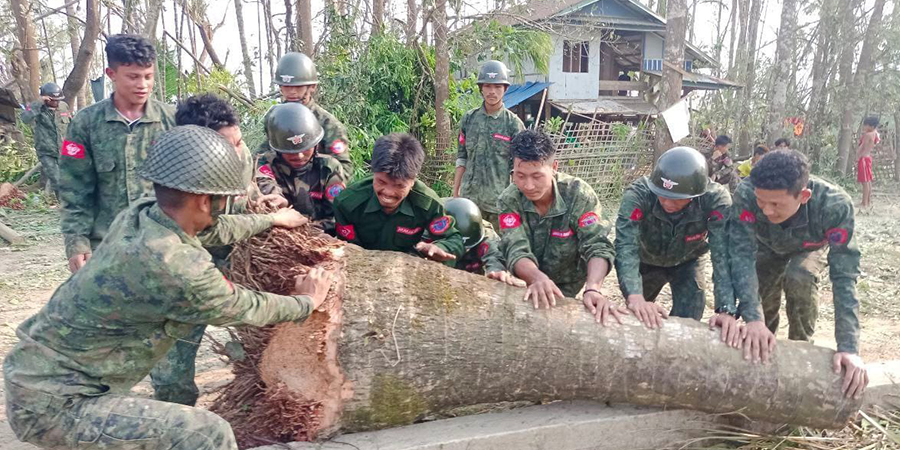 မုန်တိုင်းဒဏ်သင့် ပုဏ္ဏားကျွန်းတွင် အပျက်အစီးများကို အေအေရဲဘော်များက ရှင်းလင်းပေး