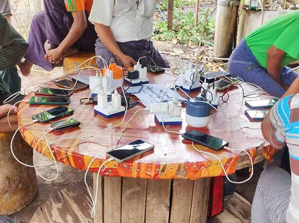 ပခုက္ကူလျှပ်စစ်ရုံးတွင် ဖုန်းအားသွင်းရန် မီးစက်နှိုးထားပေး