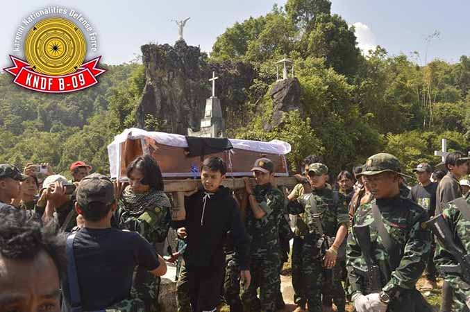 ဒီးမော့ဆိုမြို့နယ်၌ တိုက်ပွဲပြင်းထန်ဖြစ်ပြီး KNDF ရဲဘော် ၂ ဦးကျဆုံး၊ ဖယ်ခုံ တောင်စလုံးရွာကို စစ်ကောင်စီတပ်က ခြေကုပ်ယူ