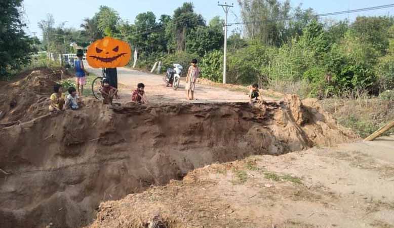ဝင်းကလောလမ်းဆုံကို စစ်တပ်ကဖျက်ဆီး၊ မဲပလီစခန်း တိုက်ခိုက်ခံရ၊ စစ်ရေးမတည်ငြိမ်သဖြင့် မွန်ခရီးသွားလုပ်ငန်းများ အရှုံးပေါ်
