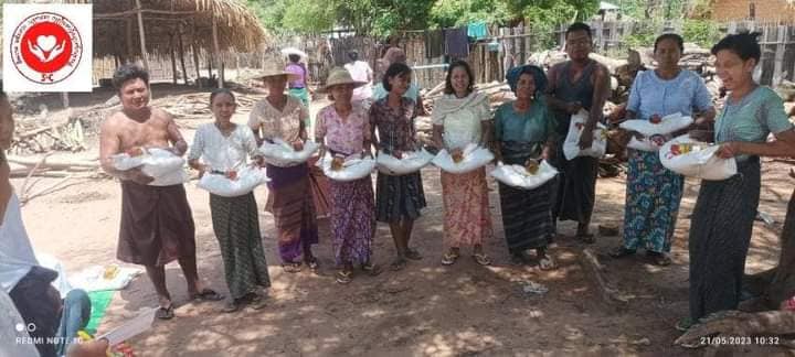 ဆားလင်းကြီး ကျေးရွာ ၃ ရွာက မုန်တိုင်းသင့်ပြည်သူများအား S&C အဖွဲ့ ဆန်၊ ဆီ၊ ဆား လှူဒါန်း