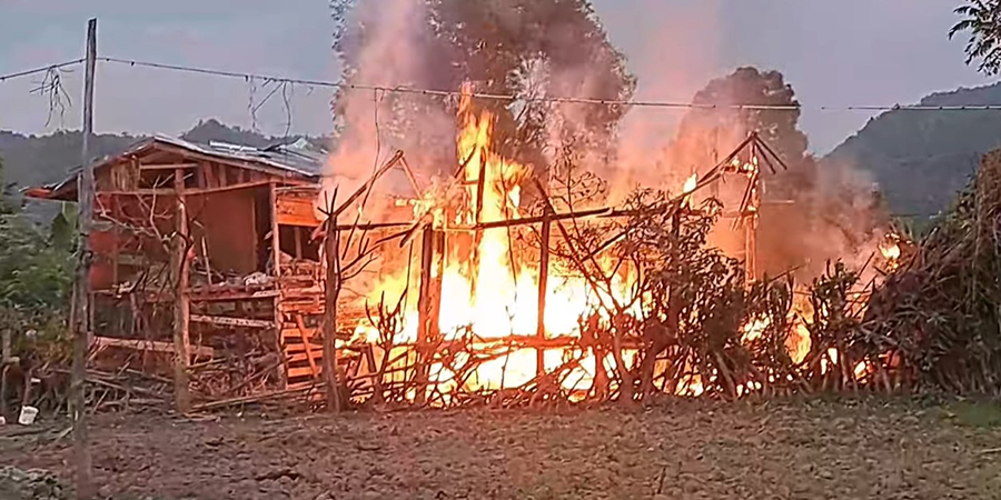 ဒီးမော့ဆိုအရှေ့ခြမ်း လေကြောင်းတိုက်ခိုက်မှုကြောင့် ကျေးရွာနေအိမ်များ မီးလောင်ပျက်စီး
