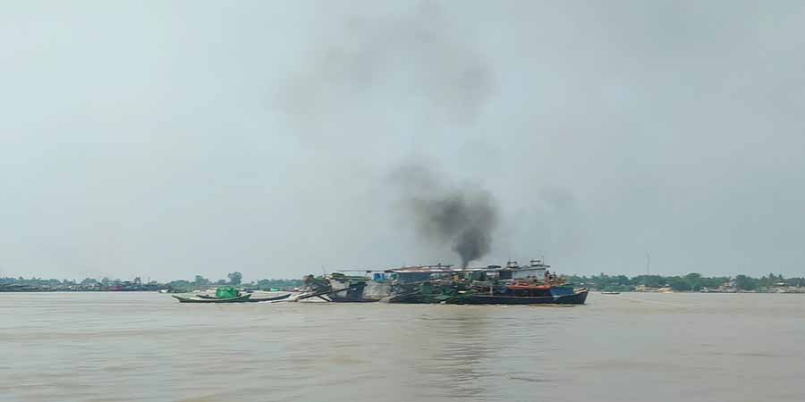 ဗန်းမော်မြို့နယ် ဧရာဝတီမြစ်အတွင်းရှိ ရွှေမော်တော်များကို စစ်တပ်ကဖမ်းဆီးပြီး ငွေတောင်းခံ