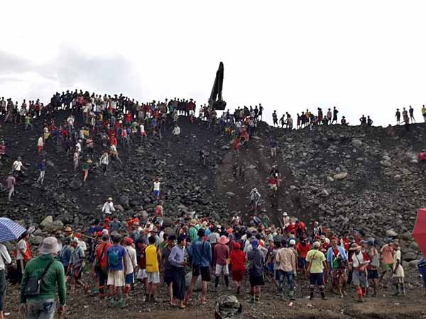 ဖားကန့်တွင် ရေမဆေးကျောက်ရှာဖွေသူ ၂၅ ဦးထက်မနည်းကို စစ်တပ်က ဖမ်းဆီး