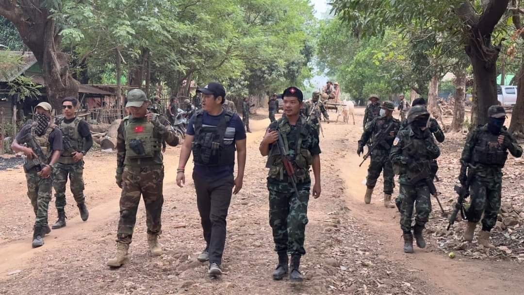 NUG ပြည်ထဲရေးဝန်ကြီး ပဲခူးတိုင်း ရှေ့တန်းစစ်မြေပြင်ကိုသွားရောက် (ဓာတ်ပုံ)