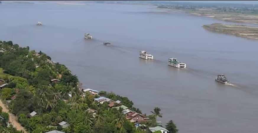 စစ်တပ်က ပစ်ခတ်မီးရှို့နေသဖြင့် ခင်ဦး၊ ထီးချိုင့်နှင့်ကသာနယ်စပ်က ဒေသခံထောင်ချီ ထွက်ပြေး နေရ