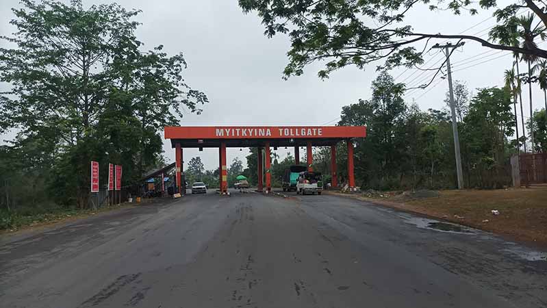 မြစ်ကြီးနား-တနိုင်း လီဒိုလမ်းတွင် စစ်ဆေးရေးတင်းကျပ်၊ စက်သုံးဆီ တပိုင်တနိုင်သယ်သူများ အခက်ကြုံ
