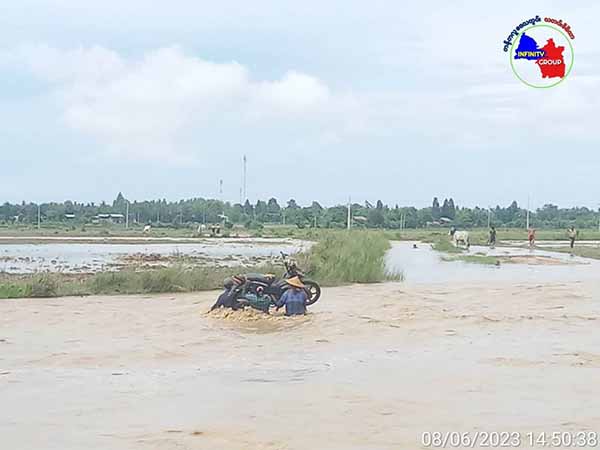 ကျွန်းလှ–တန့်ဆည်နယ်အစပ် ရွာဘင်းချောင်းရေကြီးနေသဖြင့် ဒေသခံများ သွားလာရေး ခက်ခဲ