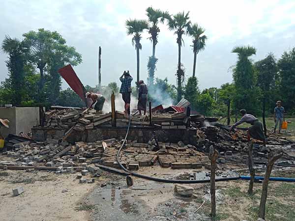 ရွှေဘိုခရိုင်တွင် စစ်ကောင်စီတပ်များ မိုင်းဆွဲတိုက်ခိုက်ခံရ၊ ခင်ဦးမြို့နယ်၌ စစ်တပ်က ရွာမီးရှို့၊ လူသတ်၊ နွားနှင့် သိုးများ ခိုးယူ