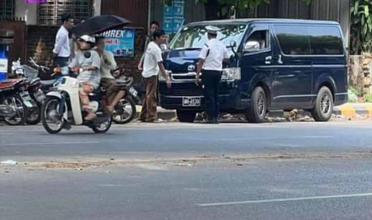 ဘားအံတွင် လိုင်စင်မဲ့ကားများကို စစ်ကောင်စီ သိမ်းဆည်း