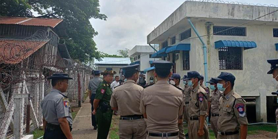 ဆားမလောက်ရဲဘက်စခန်းကို စစ်ကောင်စီ နယ်လုံဝန်ကြီးနှင့်အဖွဲ့ စစ်ဆေး
