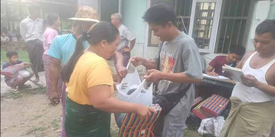 စစ်တပ်မီးရှို့ဖျက်သွားသည့် ဝက်လက်မြို့နယ်ရှိ အိမ်ထောင်စု ၁၁၅ စုကို  ရိက္ခာလှူ