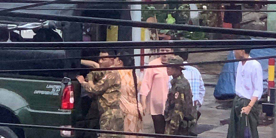 ရန်ကုန်တွင် ဒေါ်အောင်ဆန်းစုကြည်မွေးနေ့ ပန်းပန်သူများကို စစ်တပ်က ဖမ်းဆီး