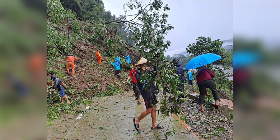 နောင်မွန်းမြို့နယ်၌ မိုးသည်းထန် မြေပြိုပြီး လမ်းပိတ်ဆို့နေ   