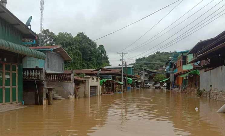 ဖားကန့်တွင် ဥရုချောင်းရေ မြင့်တက်လာပြီး ရေကြီးရေလျှံနေ
