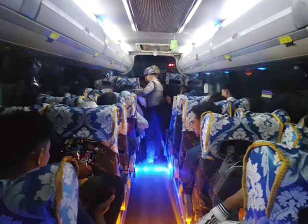 အမြန်လမ်းပေါ်က စစ်တပ်စစ်ဆေးရေးဂိတ်များ ဝင်ငွေကောင်းနေ
