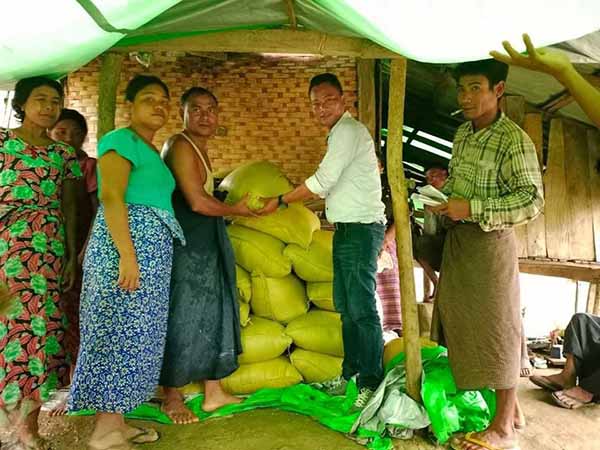 မိုခါမုန်တိုင်းသင့်ရခိုင်ပြည်သူများအတွက် အေအေက  ဆန်နှင့် မိုးကာ ထောက်ပံ့ပေး