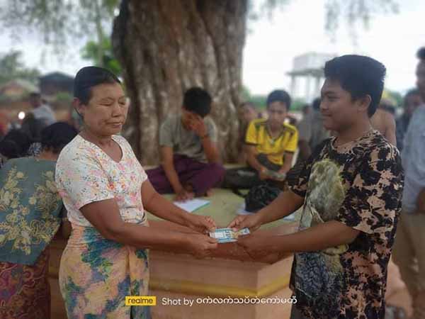 ဝက်လက်မြို့နယ်မှ မီးဘေးသင့် အိမ်ထောင်စု ၁၂၀ ကို ကျပ် သိန်း ၃၀ လှူဒါန်း