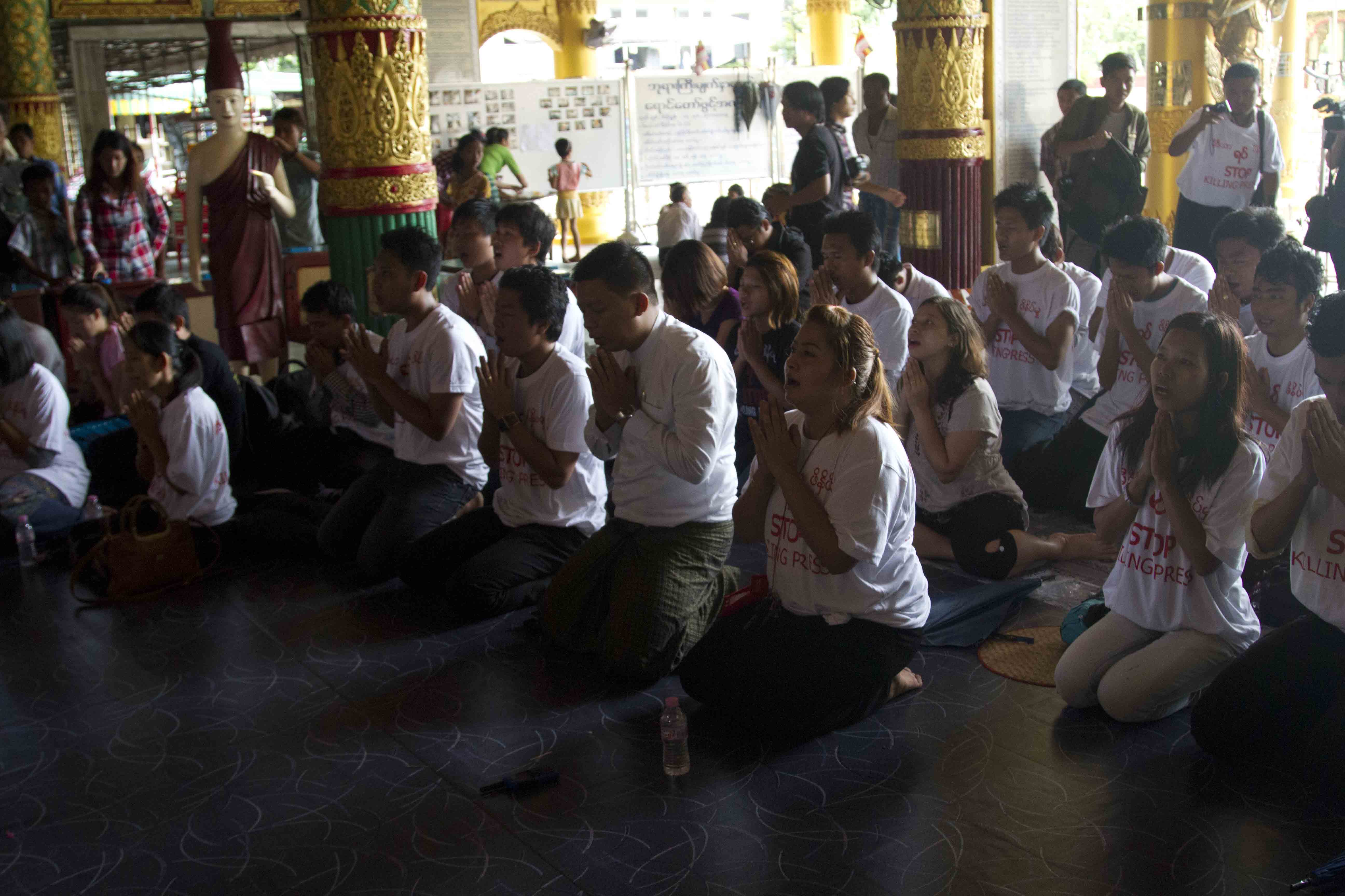ဖမ္းဆီးခံသတင္းေထာက္မ်ား လြတ္ေျမာက္ေရး ဆုေတာင္းပြဲျပဳလုပ္