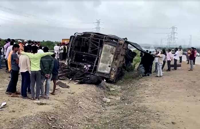 အိန္ဒိယအနောက်ပိုင်း ယာဉ်တိုက်မှုတွင် လူ ၂၅ ဦး သေဆုံး