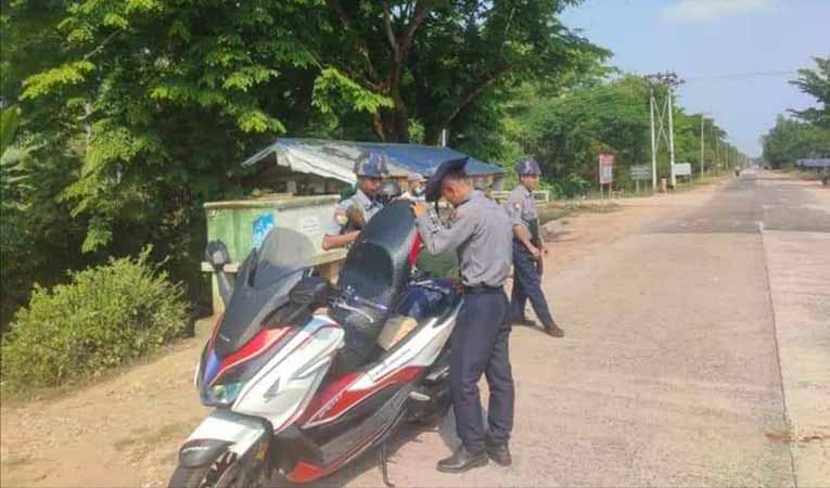 မိတ္ထီလာတွင် ဆိုင်ကယ် ၂ ဦး စီးနင်းသူများကို စစ်တပ်က ဖမ်းဆီးငွေညှစ်